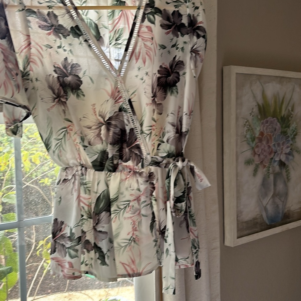 NWOT Women’s Small Floral sheer blouse with side bow.